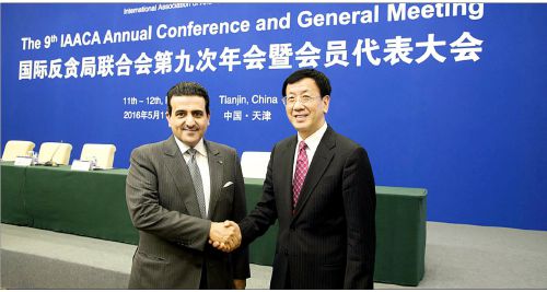 5月12日,国际反贪局联合会第九次年会暨会员代表大会在天津闭幕,最高人民检察院检察长曹建明向新当选的国际反贪局联合会主席卡塔尔总检察长阿里·阿玛瑞表示祝贺。记者程丁摄
